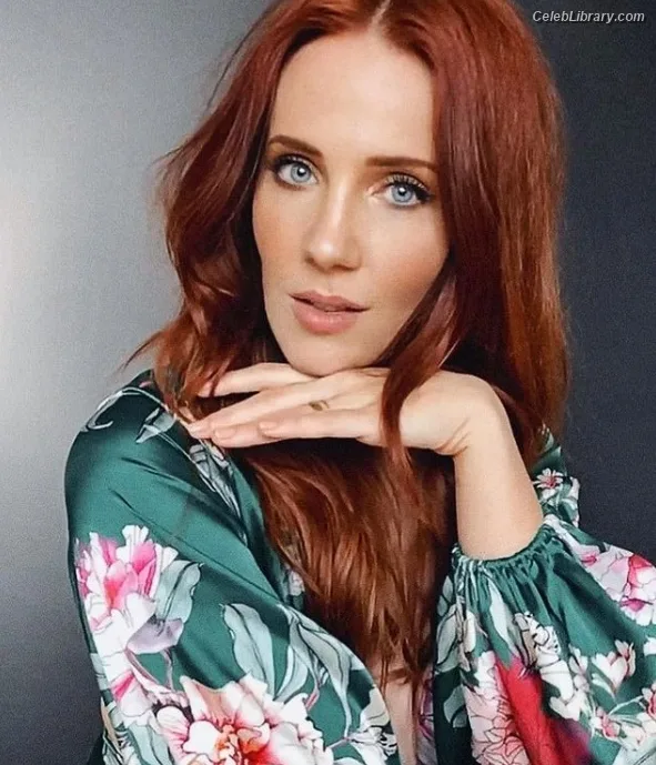 Simone Simons photo 3 of 21