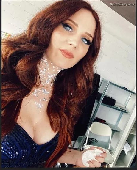 Simone Simons photo 5 of 21