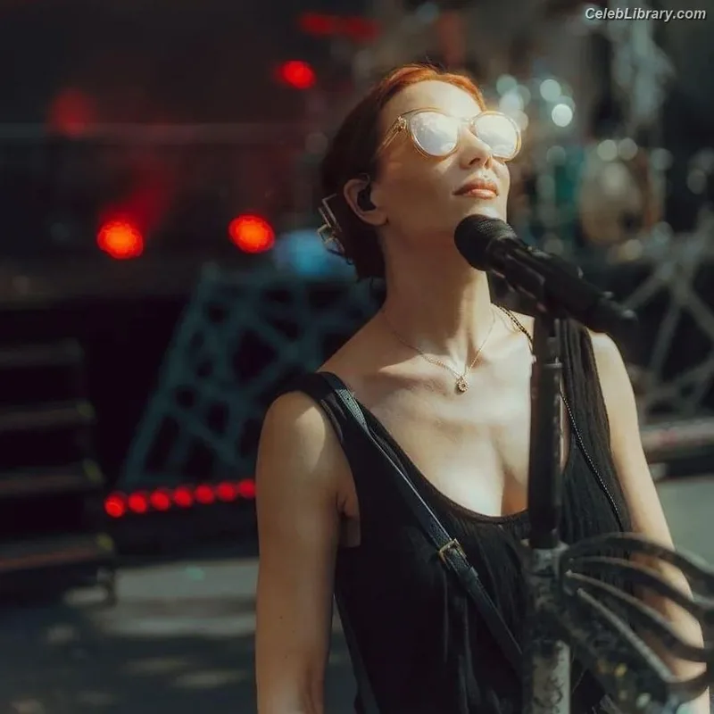 Simone Simons photo 7 of 21
