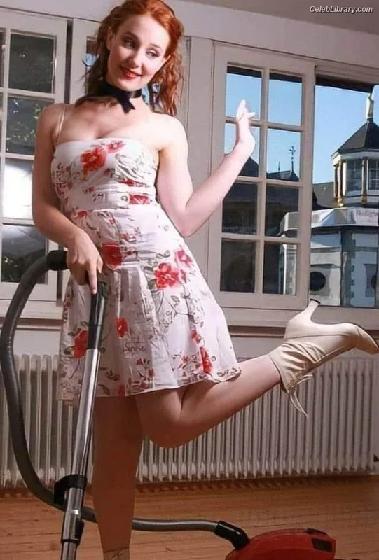 Simone Simons photo 11 of 21