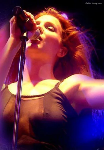 Simone Simons photo 16 of 21