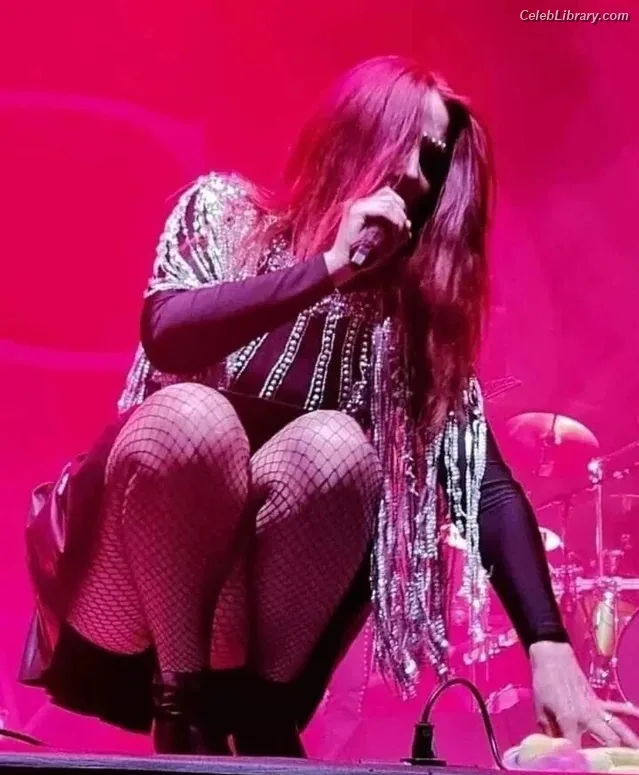 Simone Simons photo 18 of 21