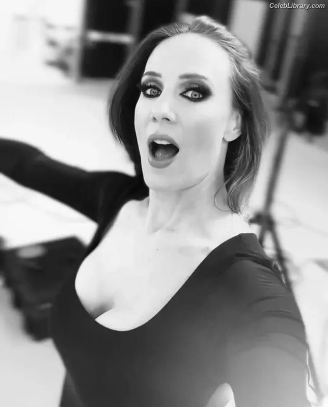 Simone Simons photo 20 of 21