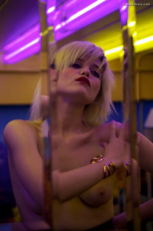 Sky Ferreira photo 3 of 35