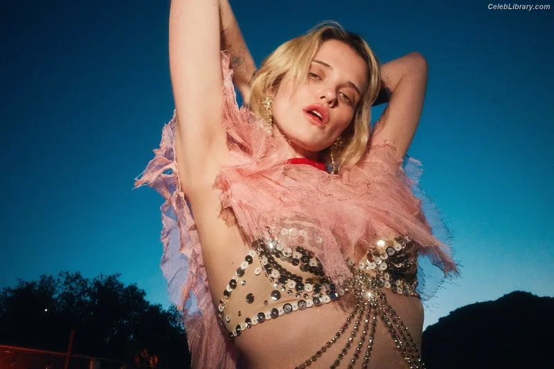 Sky Ferreira photo 12 of 35