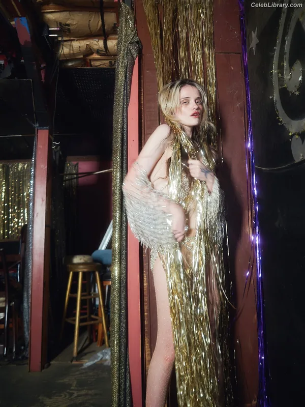Sky Ferreira photo 14 of 35