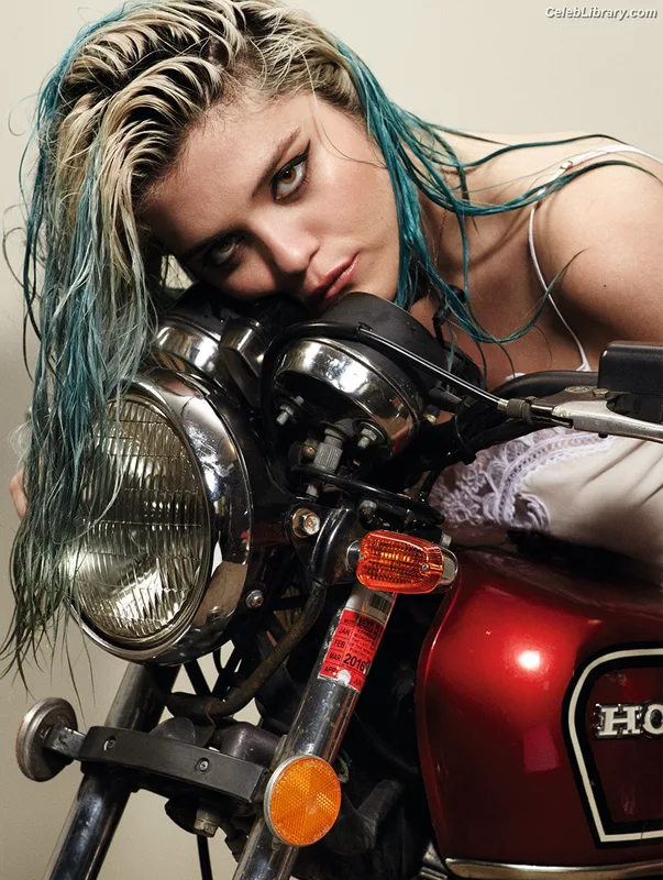 Sky Ferreira photo 21 of 35