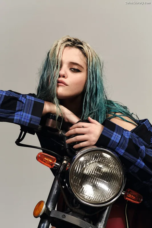 Sky Ferreira photo 1 of 35