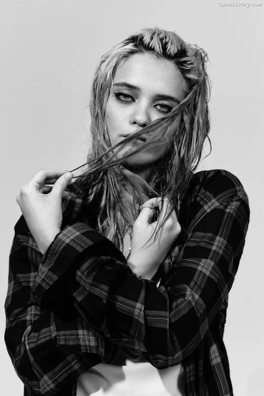 Sky Ferreira photo 2 of 35