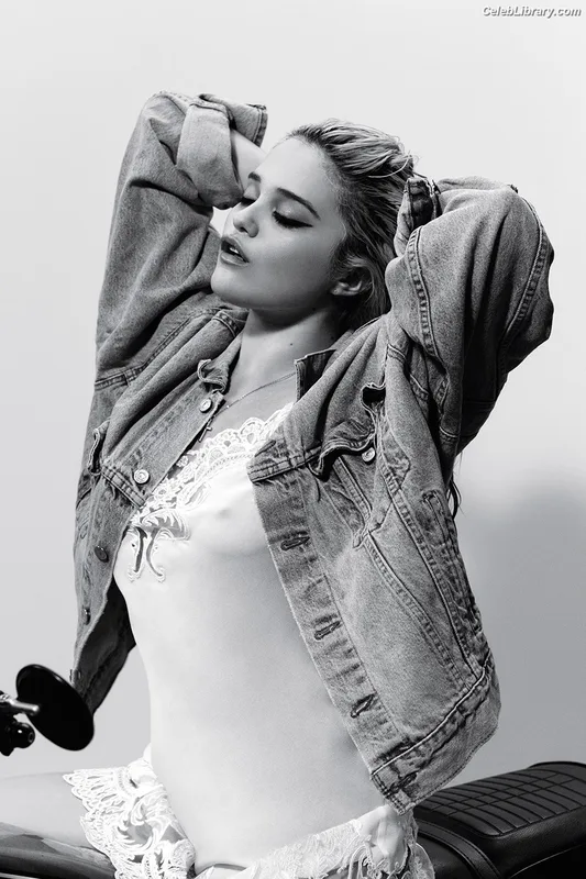 Sky Ferreira photo 4 of 35
