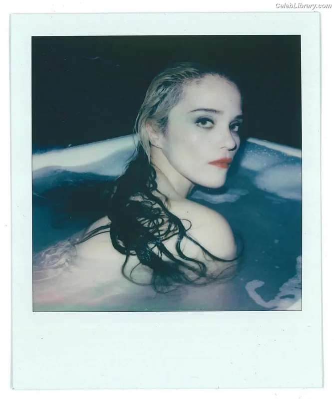 Sky Ferreira photo 8 of 35