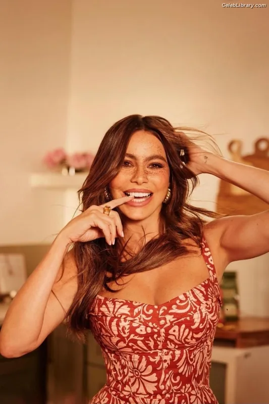 Sofia Vergara photo 15 of 1176