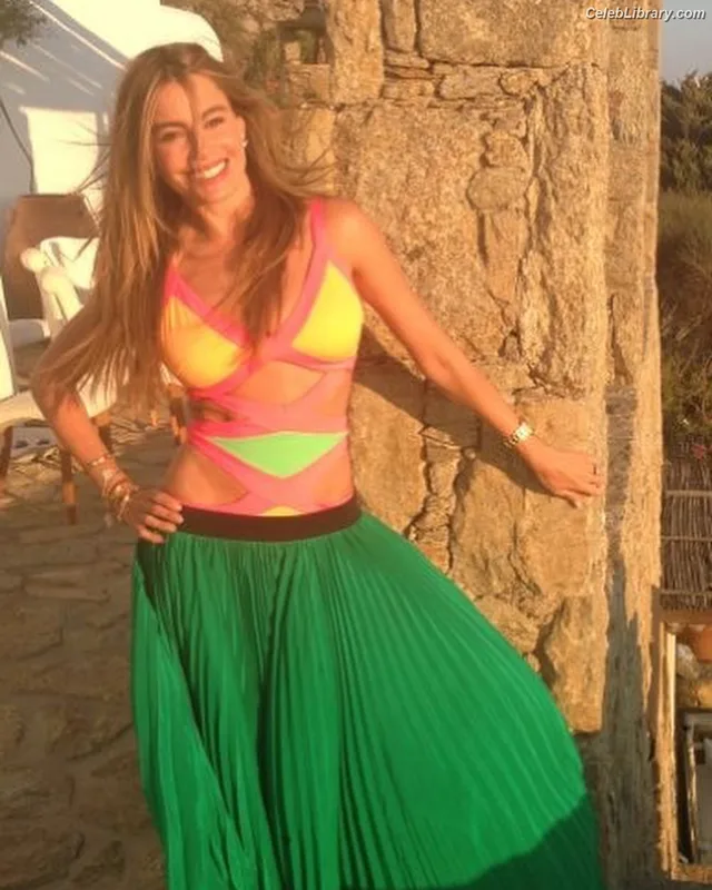 Sofia Vergara photo 10 of 1176