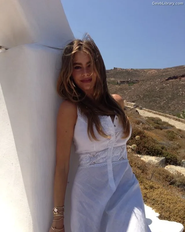 Sofia Vergara photo 12 of 1176