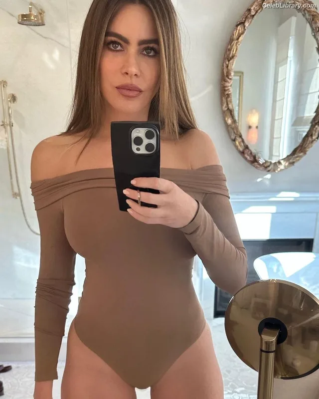 Sofia Vergara photo 9 of 1176