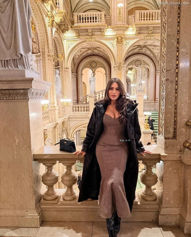Sofia Vergara photo 12 of 1176