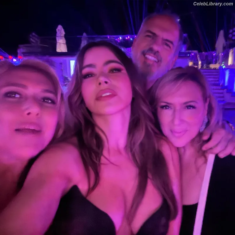 Sofia Vergara photo 4 of 1176