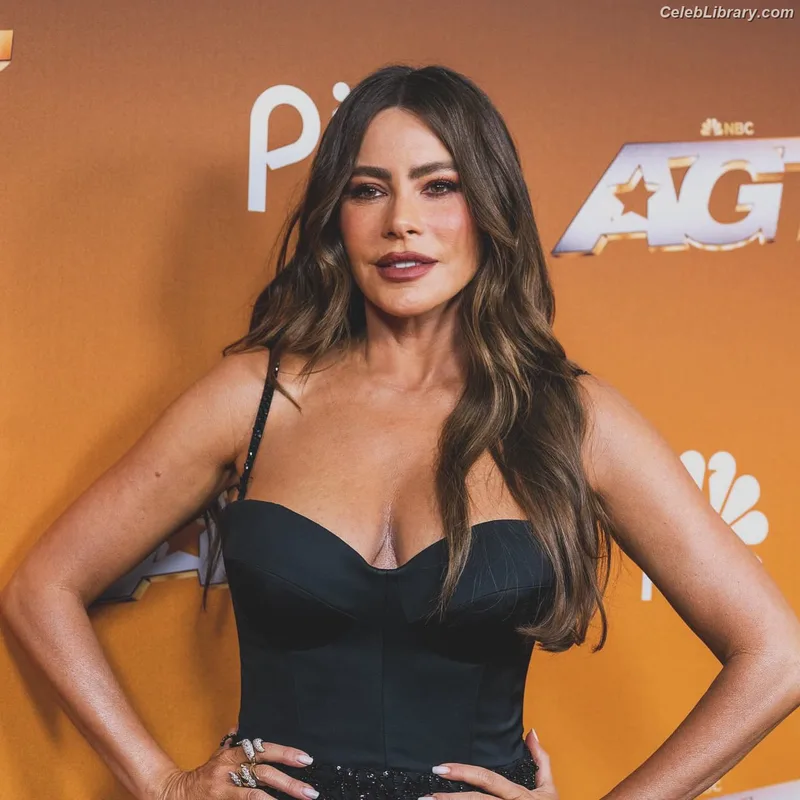 Sofia Vergara photo 9 of 1176