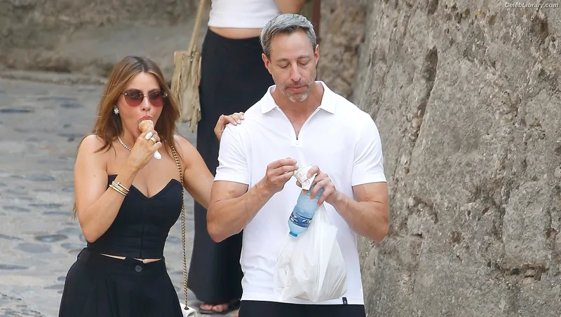 Sofia Vergara photo 12 of 1176