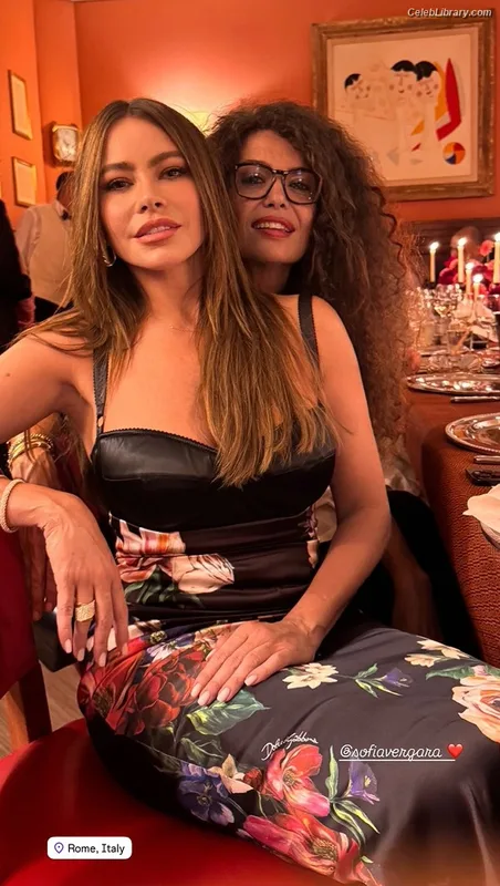 Sofia Vergara photo 17 of 1176