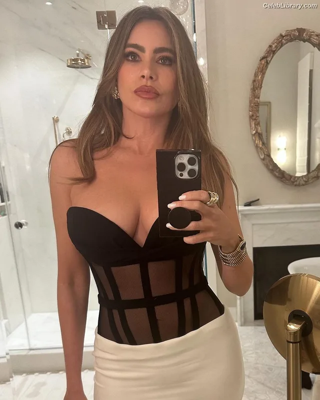 Sofia Vergara photo 12 of 1176