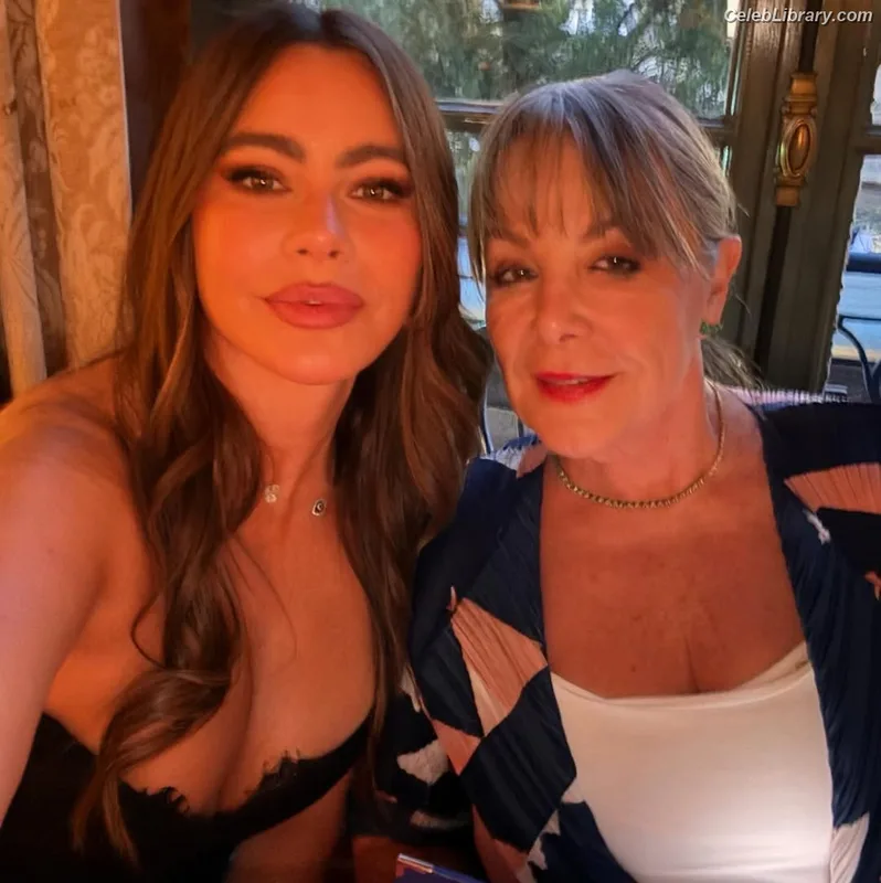 Sofia Vergara photo 1 of 1176