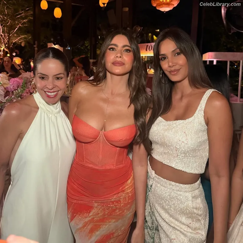 Sofia Vergara photo 23 of 1176