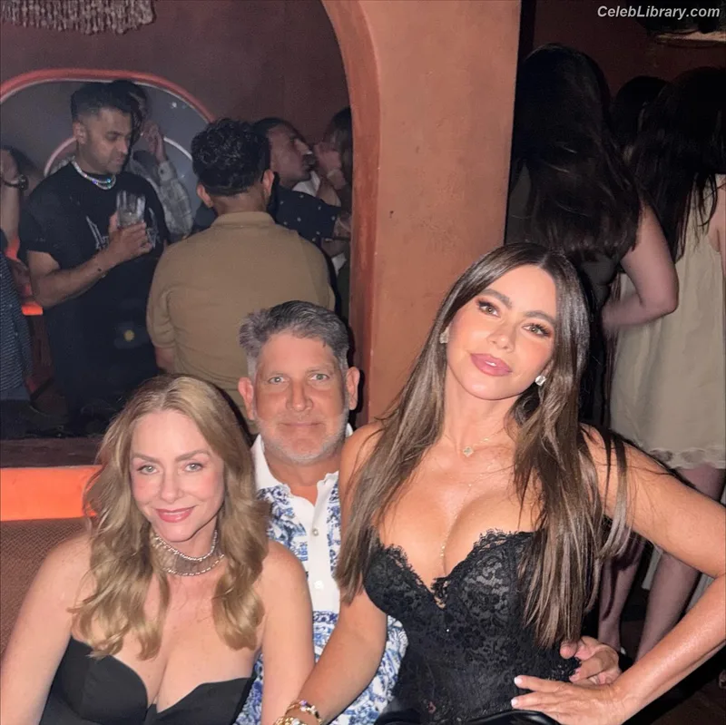 Sofia Vergara photo 14 of 1176
