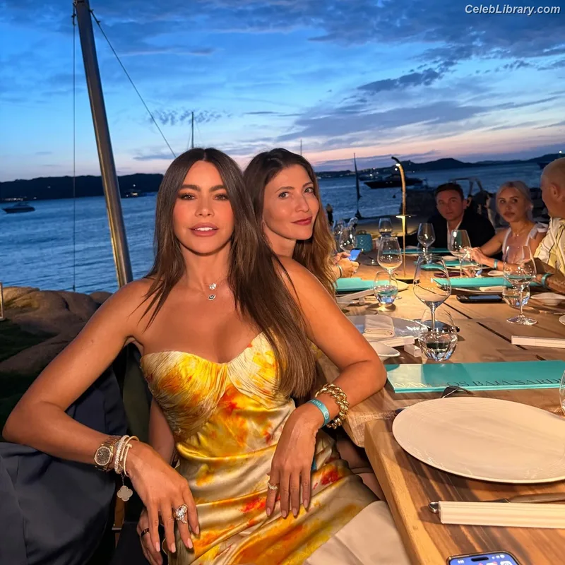 Sofia Vergara photo 4 of 1176
