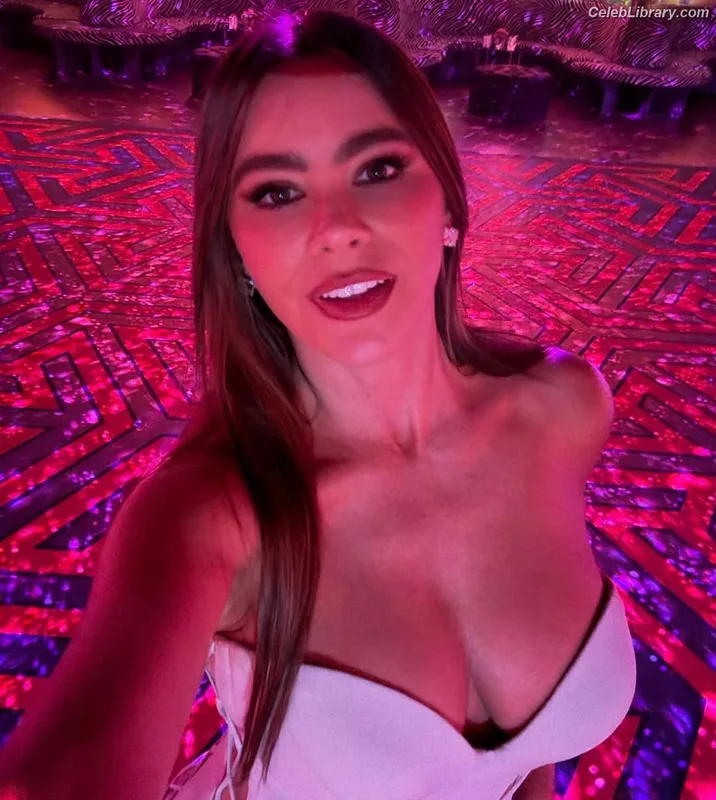 Sofia Vergara photo 5 of 1176