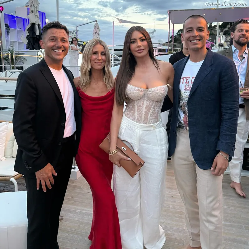 Sofia Vergara photo 9 of 1176