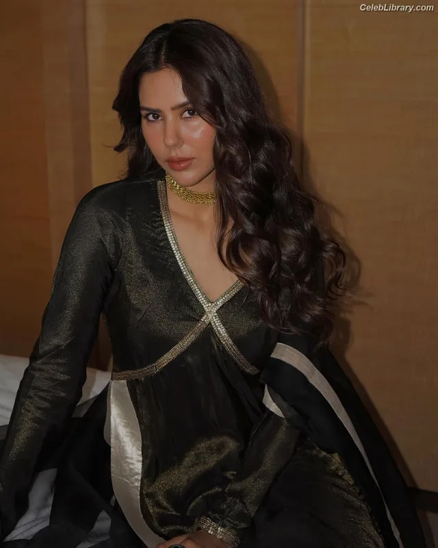 Sonam Bajwa photo 5 of 101