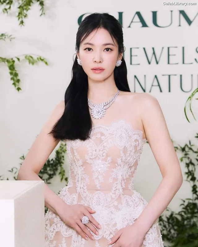 Song Hye-kyo photo 12 of 246