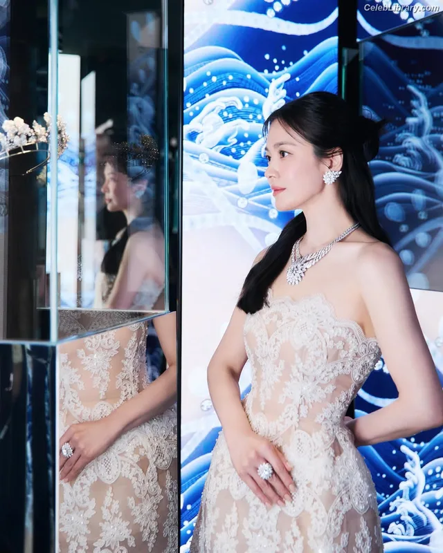 Song Hye-kyo photo 16 of 246