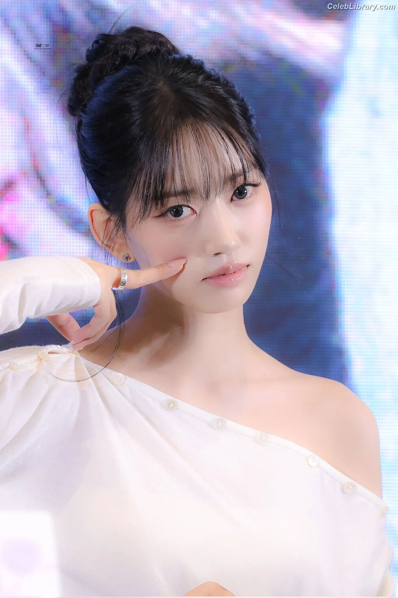 Sooin (Kim Soo-in, Swim Kim) MEOVV photo 3 of 92