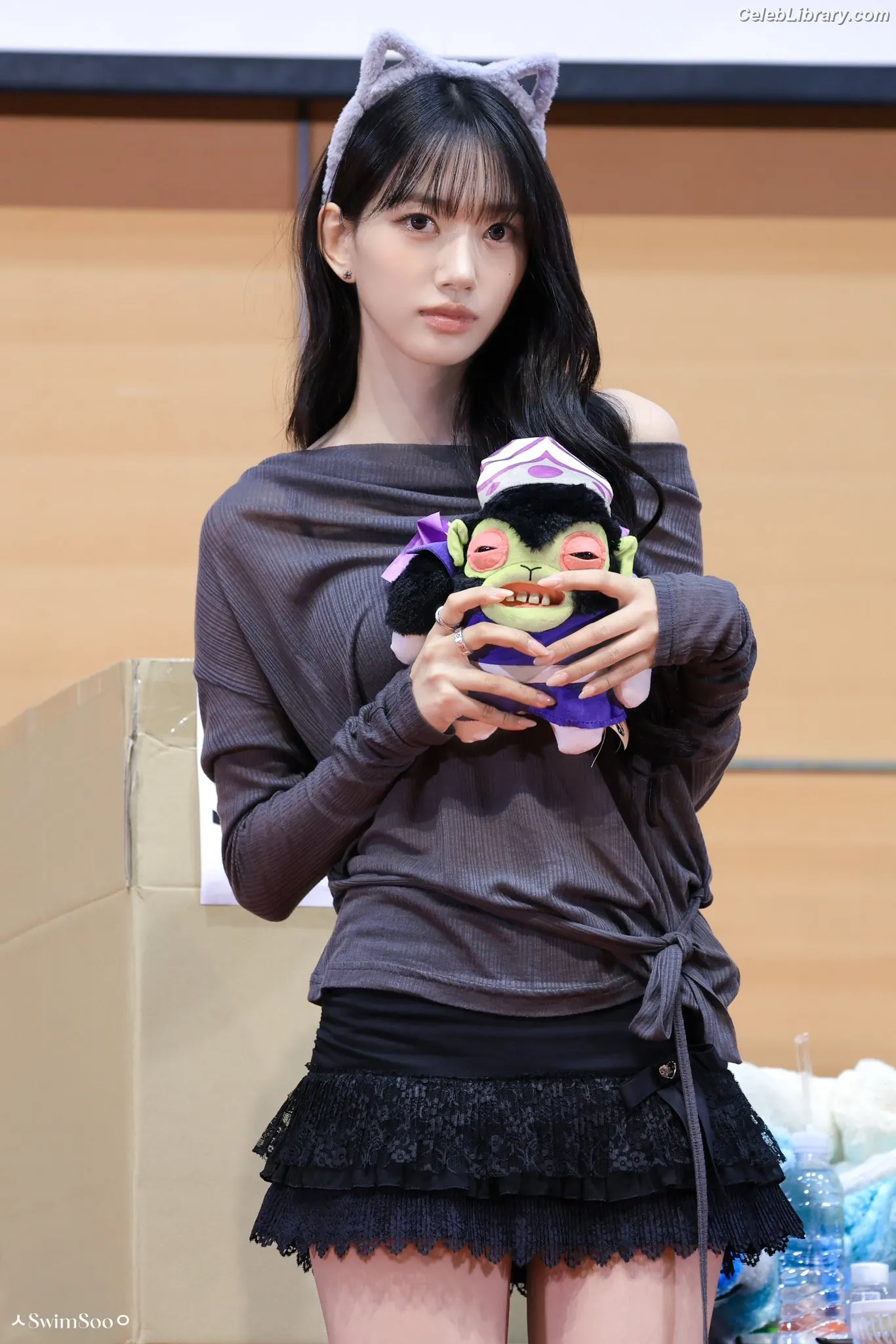 Sooin (Kim Soo-in, Swim Kim) MEOVV photo 21 of 92