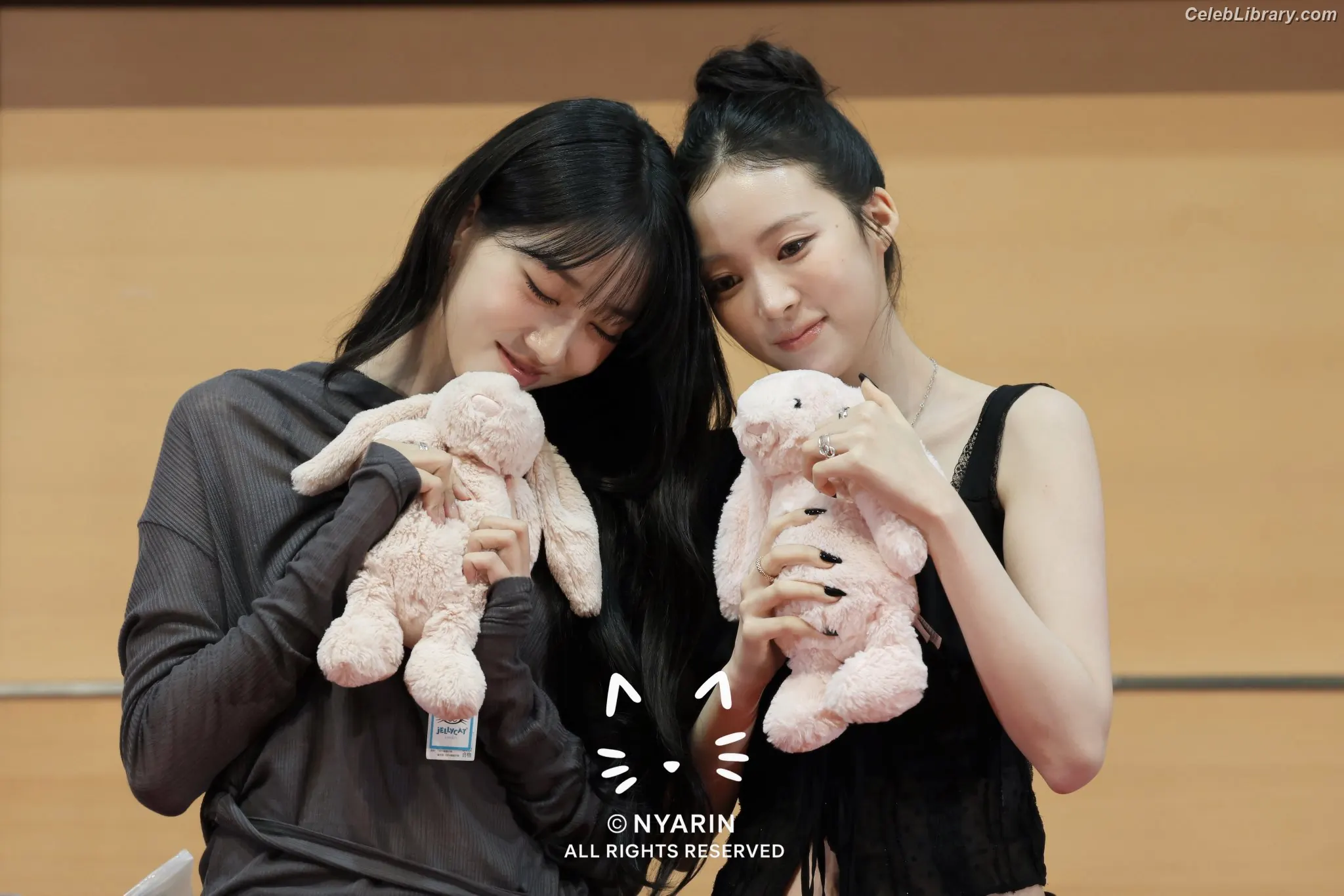 Sooin (Kim Soo-in, Swim Kim) MEOVV photo 18 of 92