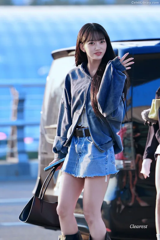 Sooin (Kim Soo-in, Swim Kim) MEOVV photo 1 of 93