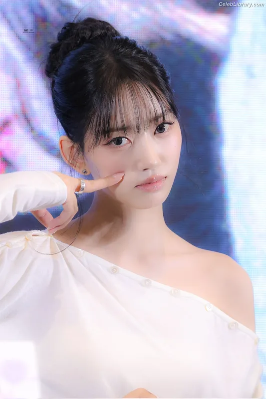 Sooin (Kim Soo-in, Swim Kim) MEOVV photo 3 of 93