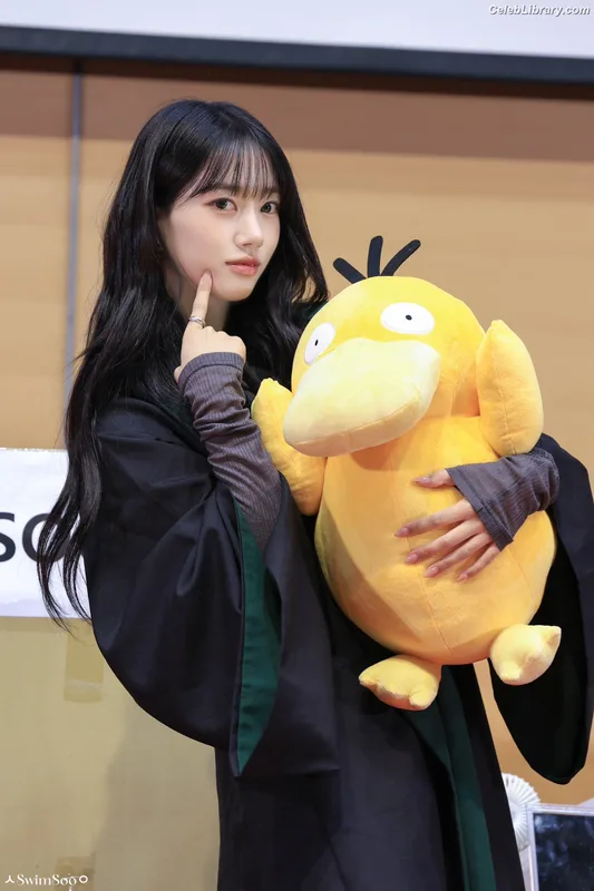 Sooin (Kim Soo-in, Swim Kim) MEOVV photo 4 of 93