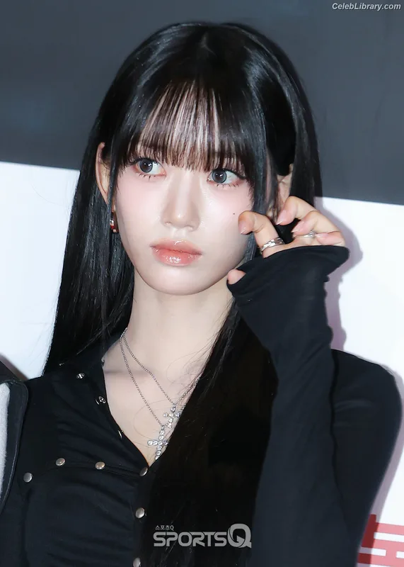 Sooin (Kim Soo-in, Swim Kim) MEOVV photo 6 of 93