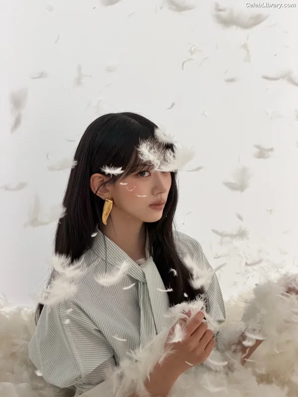 Sooin (Kim Soo-in, Swim Kim) MEOVV photo 15 of 93