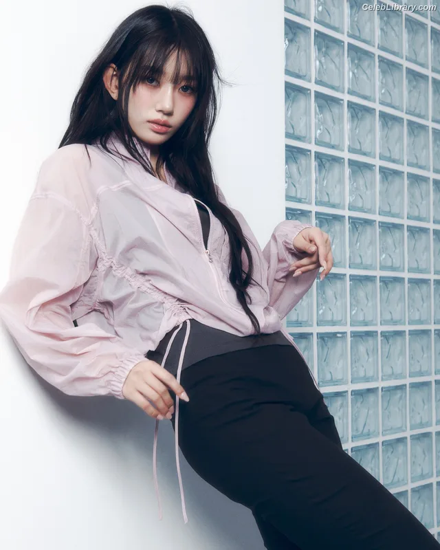 Sooin (Kim Soo-in, Swim Kim) MEOVV photo 17 of 93
