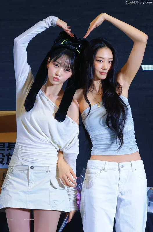 Sooin (Kim Soo-in, Swim Kim) MEOVV photo 19 of 93