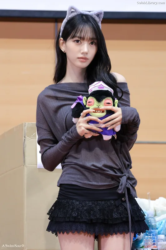 Sooin (Kim Soo-in, Swim Kim) MEOVV photo 21 of 93
