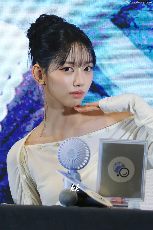 Sooin (Kim Soo-in, Swim Kim) MEOVV photo 10 of 93