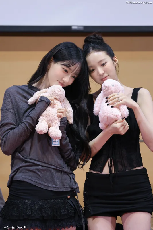 Sooin (Kim Soo-in, Swim Kim) MEOVV photo 11 of 93