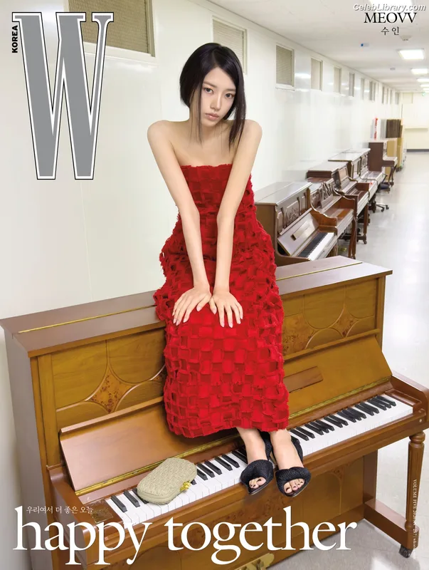 Sooin (Kim Soo-in, Swim Kim) MEOVV photo 20 of 93