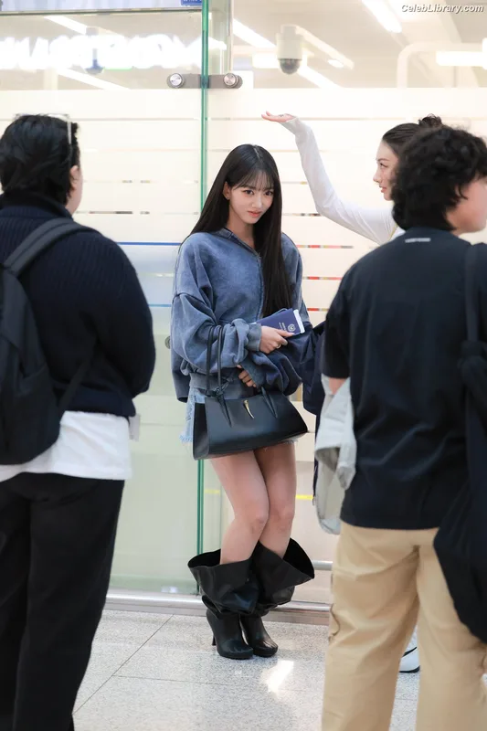 Sooin (Kim Soo-in, Swim Kim) MEOVV photo 22 of 93