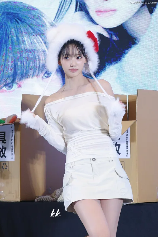 Sooin (Kim Soo-in, Swim Kim) MEOVV photo 23 of 93